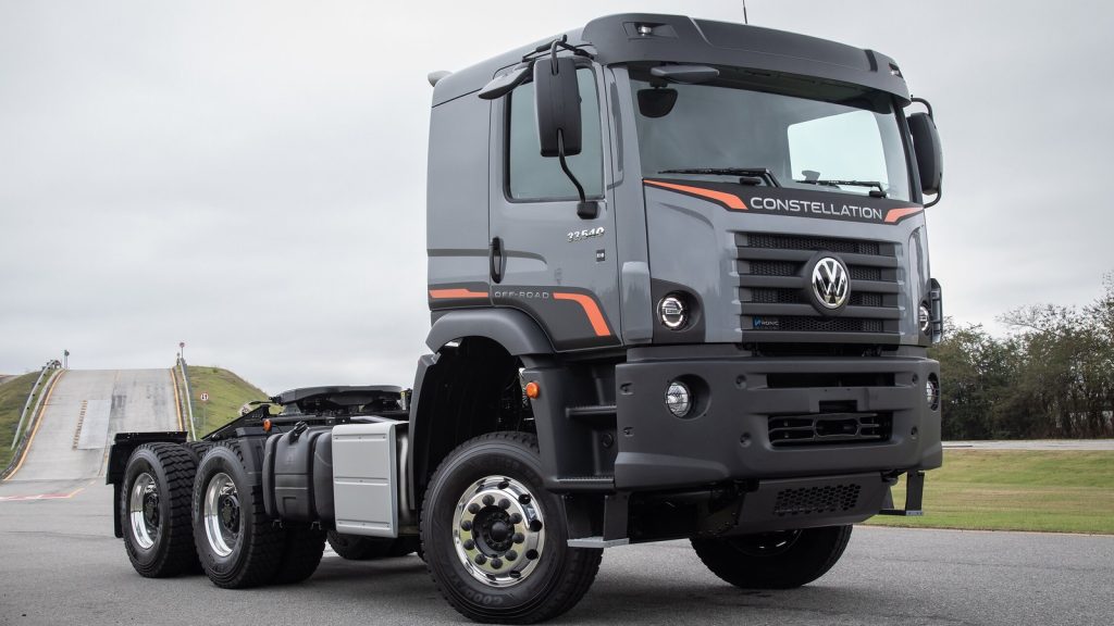Novo Volkswagen Constellation de 540 cv, feito em Resende, puxa até 91 toneladas, mais que um Boeing 737 lotado, e em aplicação especial pode chegar a 150 toneladas fora de estrada