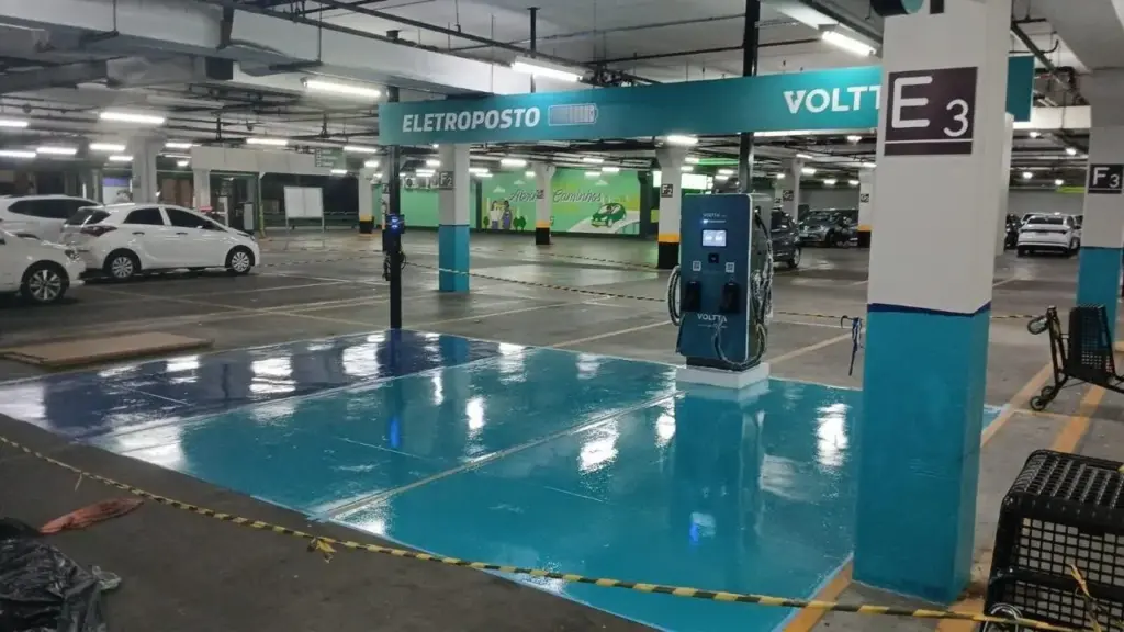 Motoristas de carros elétricos podem ganhar novos pontos em postos ALE após parceria com rede de 145 conectores, 290 mil recargas e 35 mil usuários