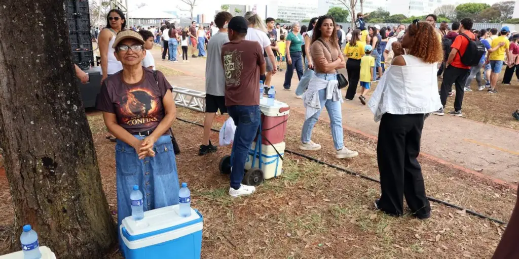 Ambulantes "desfilam" no 7 de Setembro em busca de sustento Ambulantes "desfilam" no 7 de Setembro em busca de sustento