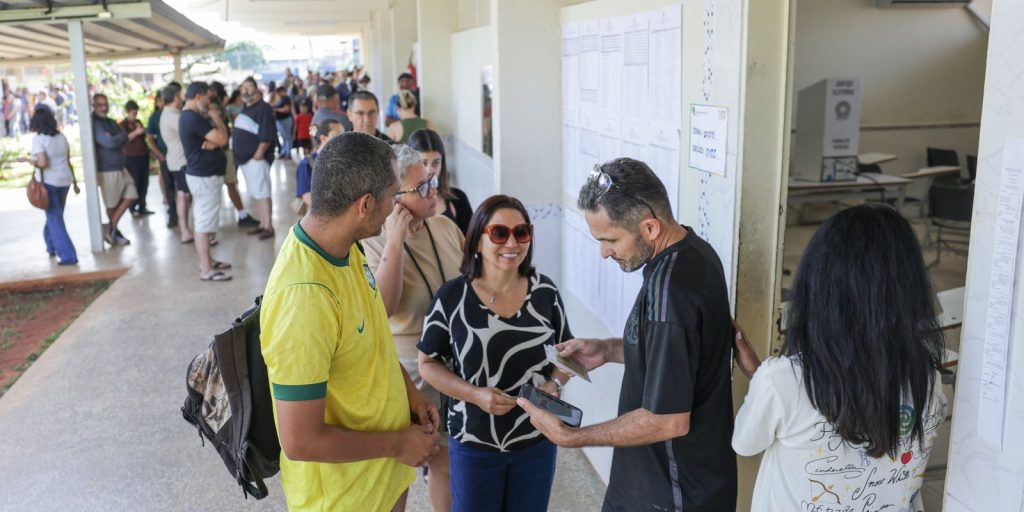 Trabalhador tem direito de sair do serviço para votar; confira a lei Trabalhador tem direito de sair do serviço para votar; confira a lei