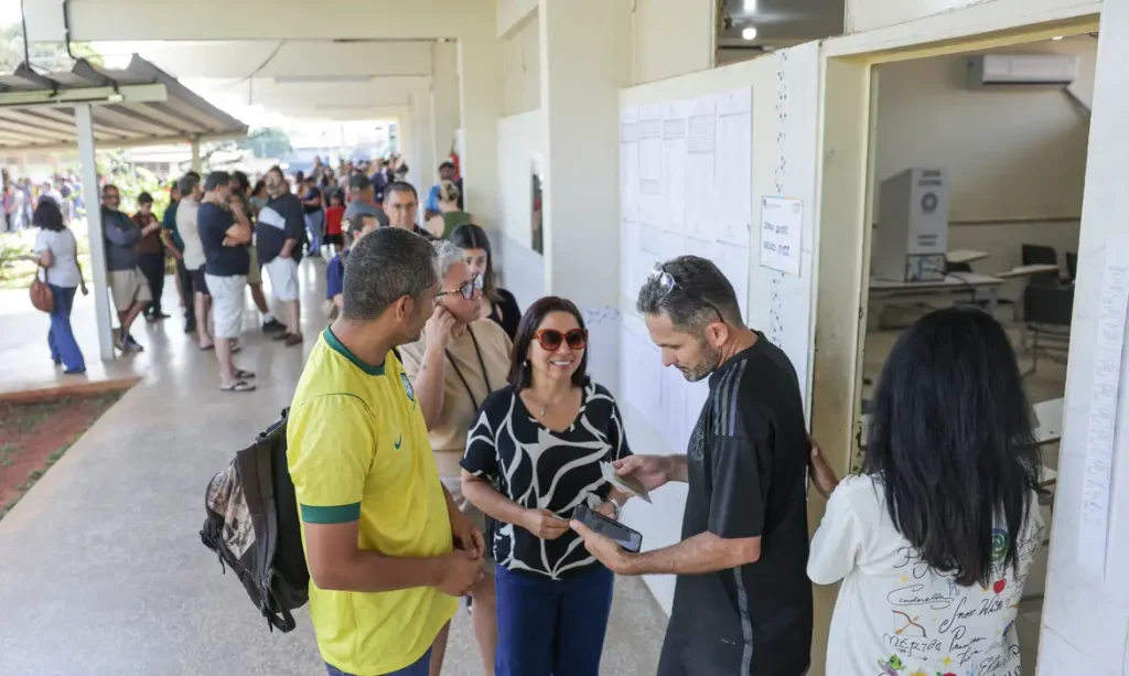 Trabalhador tem direito de sair do serviço para votar; confira a lei Trabalhador tem direito de sair do serviço para votar; confira a lei