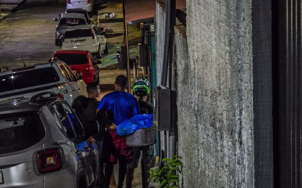 Suposta promessa de dinheiro leva grupo de motoboys à casa de candidato em Rio Branco Suposta promessa de dinheiro leva grupo de motoboys à casa de candidato em Rio Branco