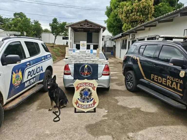 Polícia Militar encontra 36 quilos de drogas escondidas em táxi em Epitaciolândia Polícia Militar encontra 36 quilos de drogas escondidas em táxi em Epitaciolândia