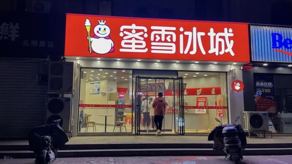 Com 50 mil lojas e maior que o McDonald’s em número de unidades, chinesa Mixue freia expansão no Brasil e abre só 4 das 100 lojas previstas