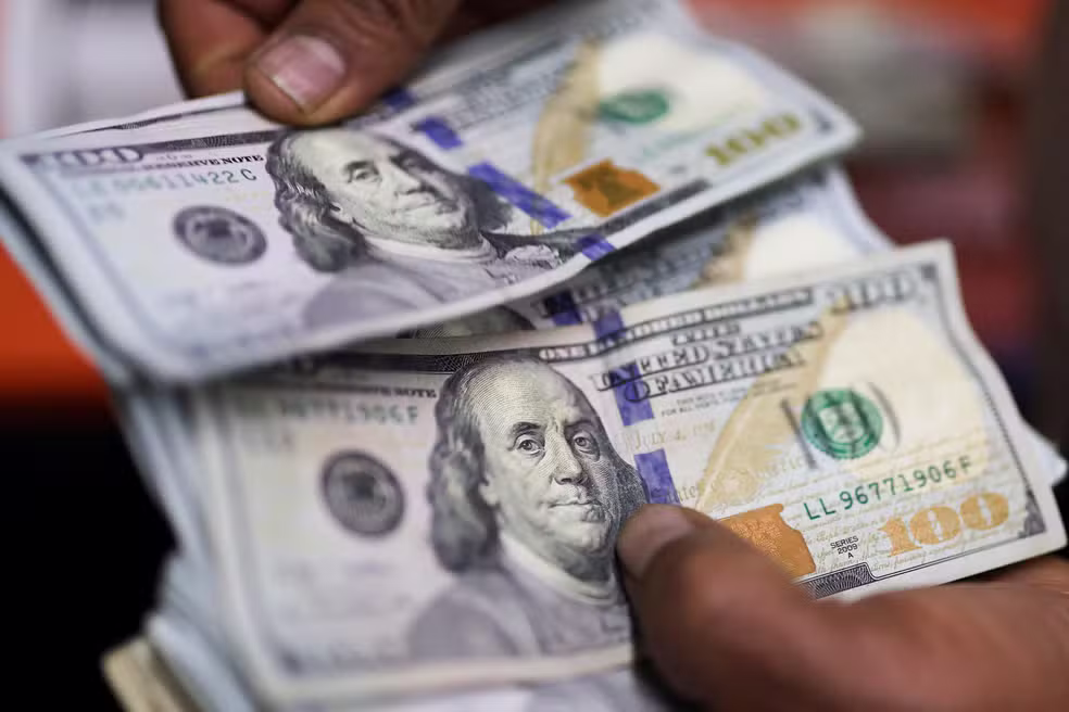 Dólar hoje abre em queda, a R$ 4,98, após atingir mínima desde maio na véspera Dólar hoje abre em queda, a R$ 4,98, após atingir mínima desde maio na véspera