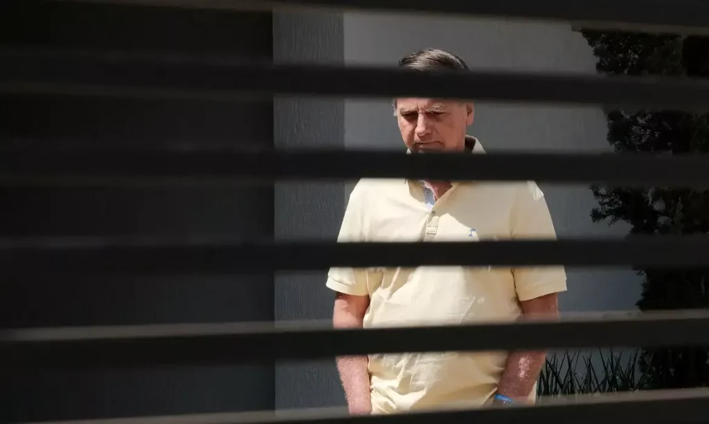 Bolsonaro pede liberação de visitas de Flávio na prisão domiciliar