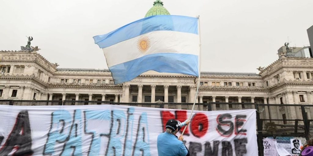 Milei lança plano para demitir 21 mil servidores na Argentina Milei lança plano para demitir 21 mil servidores na Argentina