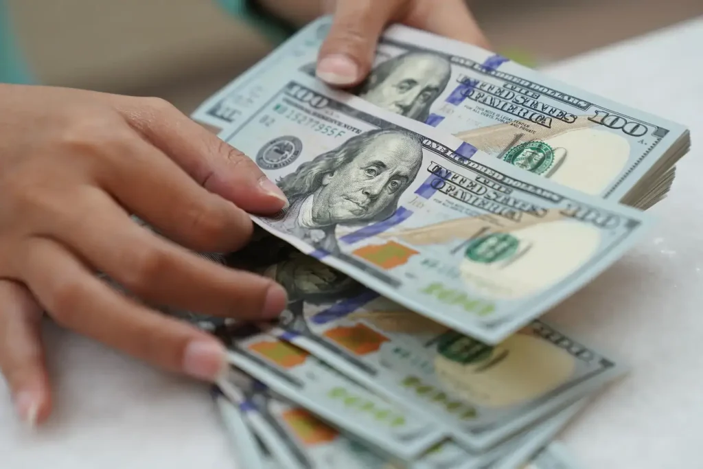 Dólar hoje cai a R$ 5,04, reagindo a disputa eleitoral no Brasil e seguindo exterior