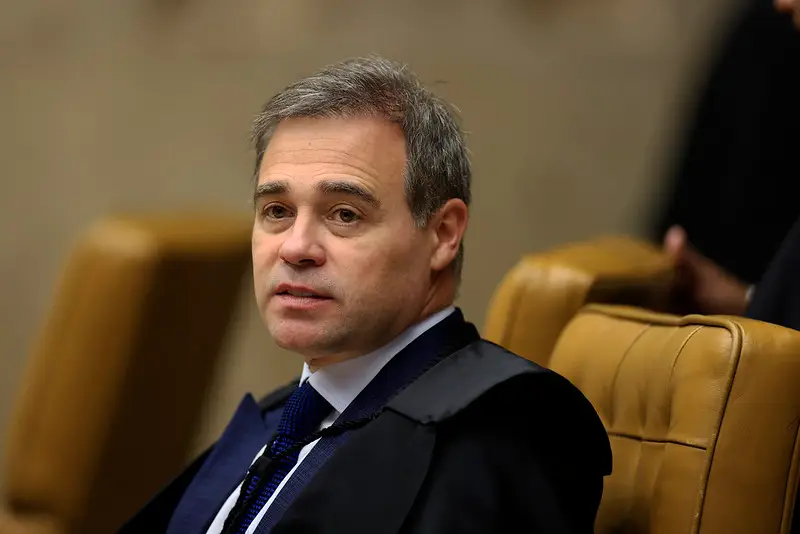 Mendonça manda CUT apagar posts que ligavam Flávio a milícias e fim do Pix Mendonça manda CUT apagar posts que ligavam Flávio a milícias e fim do Pix