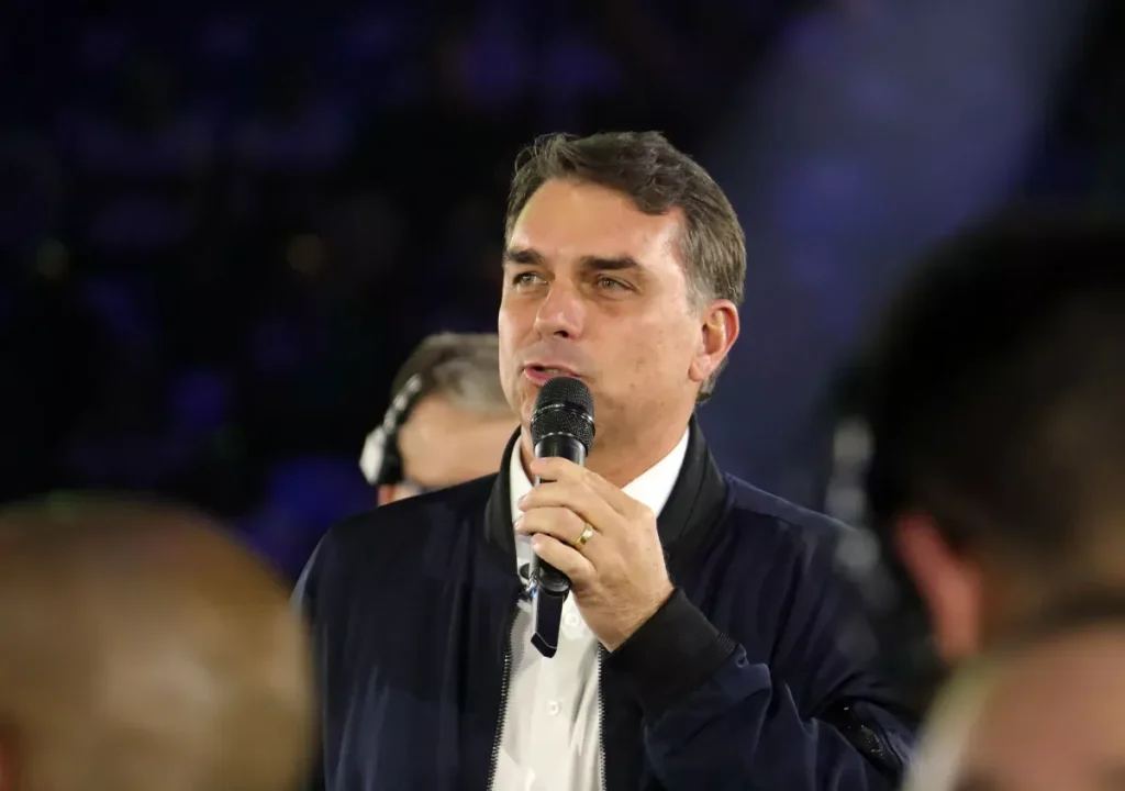 Flávio Bolsonaro chega com mulher e filhas aos EUA após fuga do Brasil Flávio Bolsonaro chega com mulher e filhas aos EUA após fuga do Brasil