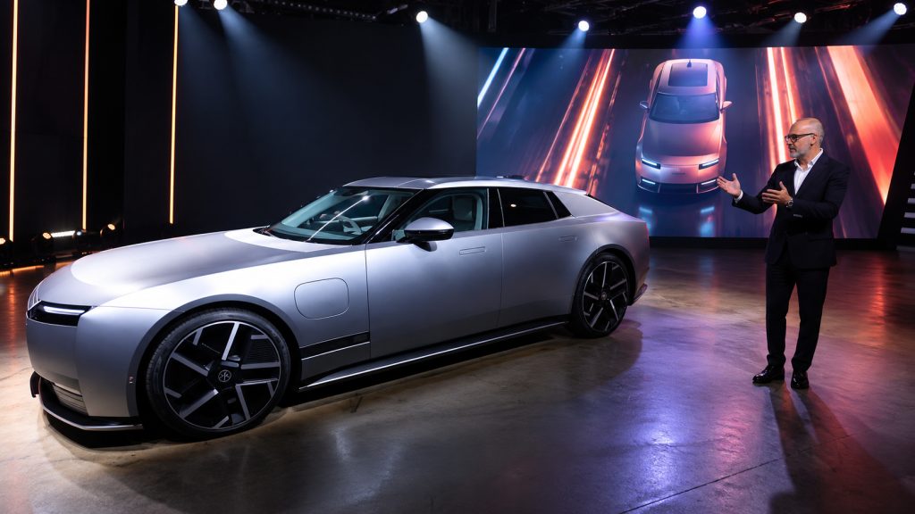 Jaguar apresenta Type 01 elétrico com mais de 1.000 cv, autonomia superior a 600 km e recarga de 350 kW enquanto JLR anuncia corte de 4 mil empregos e enfrenta críticas ao novo design