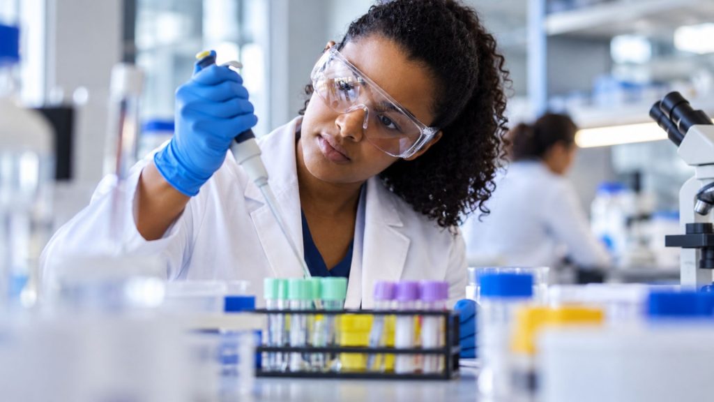 BNDES aprova R$ 298 milhões para indústria farmacêutica desenvolver novos medicamentos e ampliar pesquisas no Brasil BNDES aprova R$ 298 milhões para indústria farmacêutica desenvolver novos medicamentos e ampliar pesquisas no Brasil