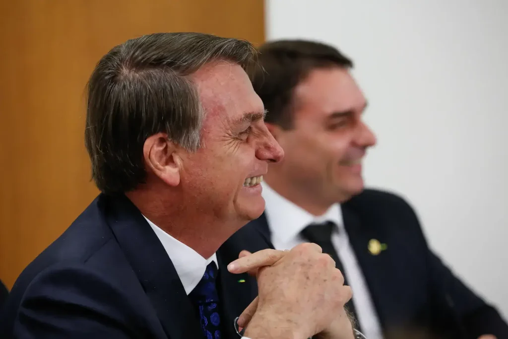 PGR dá aval para Flávio voltar a visitar Bolsonaro antes do fim de restrição