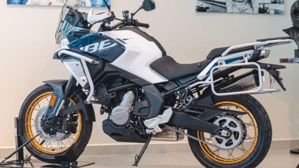 CFMOTO lança no Brasil aventureira de 693 cc e quase 68 cv por R$ 44.990, com painel TFT e suspensões ajustáveis, por preço de motos muito menores