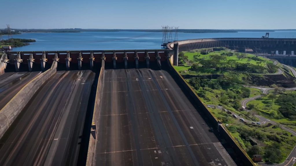 Uma das maiores obras de engenharia do mundo: Barragem de Itaipu chega a 196 metros de altura, utilizou 12,3 milhões de m³ de concreto e aço para construir 380 Torres Eiffel