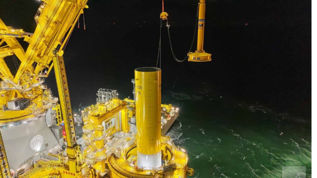 Navio gigante Les Alizés usa guindaste de 5 mil toneladas e 160 metros de altura para instalar fundações de 90 metros no fundo do Mar do Norte Navio gigante Les Alizés usa guindaste de 5 mil toneladas e 160 metros de altura para instalar fundações de 90 metros no fundo do Mar do Norte