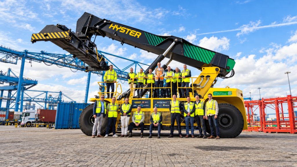 Porto de Roterdã estreia empilhadeira gigante movida a hidrogênio, equipada com célula a combustível de 60 kW e bateria de 130 kWh, para testar transporte pesado de contêineres de 45 pés