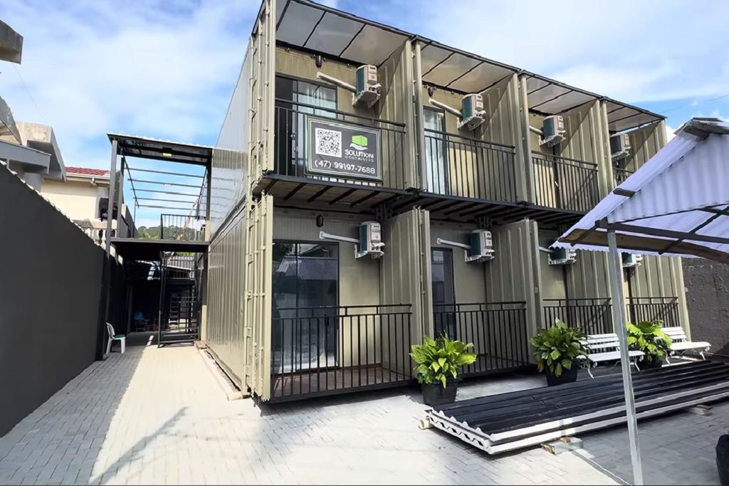Cliente transforma 16 contêineres de 6 metros em condomínio de kitnets em Camboriú, e o interior mostra como cama de casal e cozinha dividem espaço Cliente transforma 16 contêineres de 6 metros em condomínio de kitnets em Camboriú, e o interior mostra como cama de casal e cozinha dividem espaço