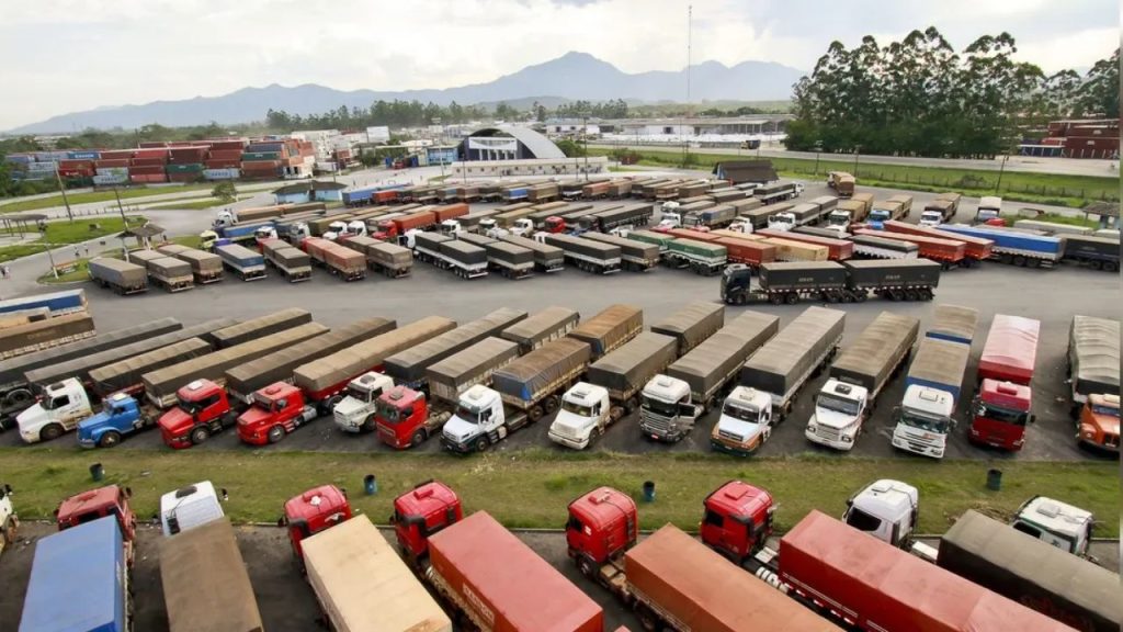 Com multas que podem chegar a R$ 1 milhão, nova regra do frete altera contratações e leva um em cada cinco caminhoneiros autônomos a considerar deixar a profissão
