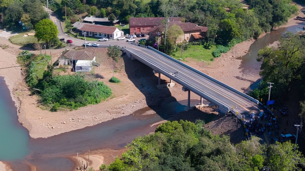Ponte destruída pelas enchentes de 2024 é reconstruída por R$ 8,27 milhões no RS, com 67 metros e projeto preparado para enfrentar novas cheias. Ponte destruída pelas enchentes de 2024 é reconstruída por R$ 8,27 milhões no RS, com 67 metros e projeto preparado para enfrentar novas cheias.