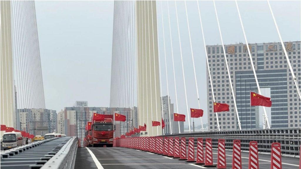 Coreia do Norte inaugura ponte de quatro faixas com a China após anos sem uso; estrutura de quase 3,2 quilômetros amplia ligação com país responsável por 95% do comércio oficial