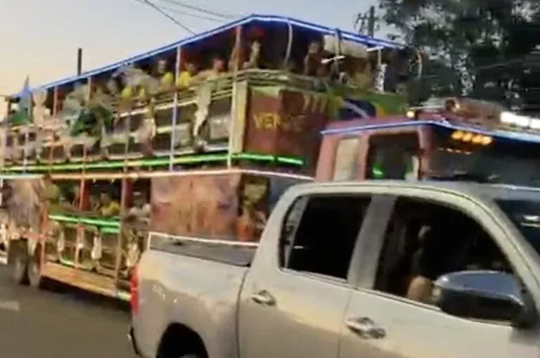 Carreta da Alegria surpreende e participa de ato pró-Flávio Bolsonaro em Rio Branco Carreta da Alegria surpreende e participa de ato pró-Flávio Bolsonaro em Rio Branco