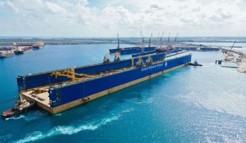 China constrói mega doca flutuante de 413 metros, separa estrutura em quatro blocos e envia às Bahamas para receber os maiores cruzeiros do mundo