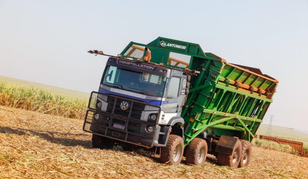 Caminhão Volkswagen semiautônomo entra em operação no Brasil, segue rotas por georreferenciamento e reduz danos aos brotos da cana