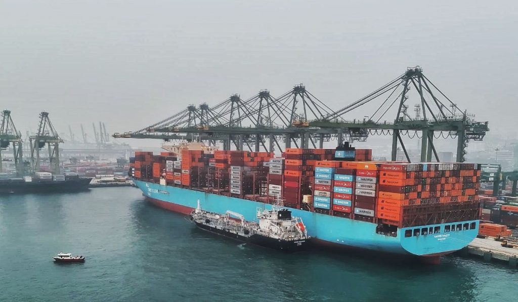Singapura abastece navio da Maersk com 5 mil toneladas de bioetanol e realiza maior operação de etanol marítimo do mundo
