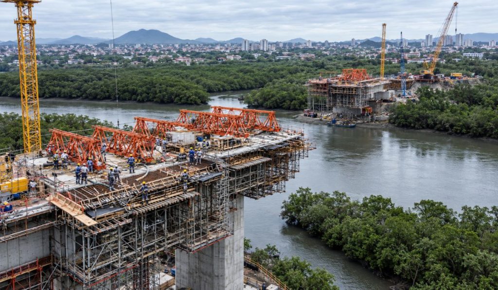 Ponte de R$ 393 milhões em SC avança em etapa complexa para vencer 160 metros sem pilares no rio e marca maior obra urbana de Joinville