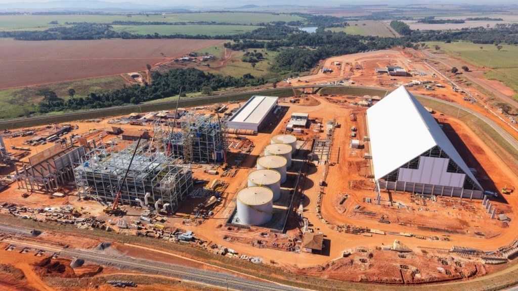 Comigo ergue megafábrica de soja de R$ 1,5 bilhão em Goiás, mas uma condição encontrada no subsolo obrigou engenheiros a desenvolver uma solução pouco comum para o complexo industrial