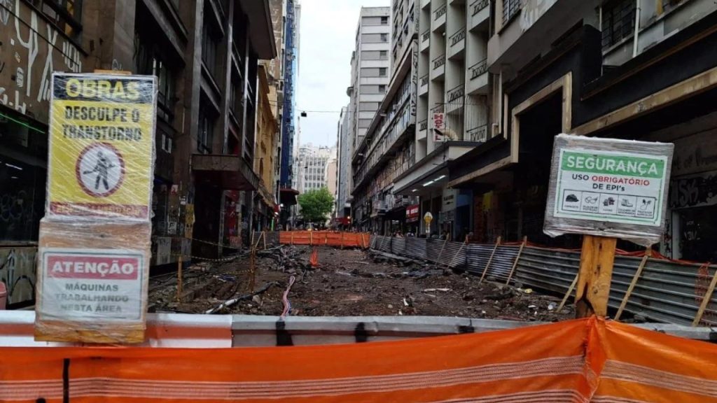 São Paulo investe R$ 120 milhões para reformar 100 mil m² de calçadões no Centro, mas obras atrasam, comerciantes relatam prejuízos e entrega fica para 2027