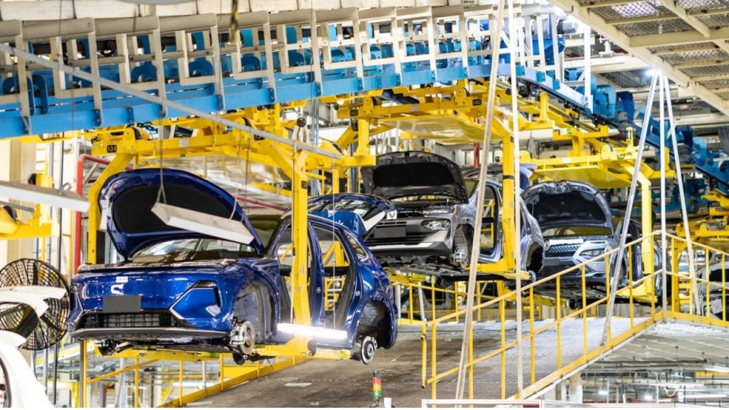 Renault e Geely recebem aprovação de R$ 181,8 milhões do BNDES para criar tecnologia híbrida flex no Paraná e preparar veículo produzido no Brasil para chegar em 2027 Renault e Geely recebem aprovação de R$ 181,8 milhões do BNDES para criar tecnologia híbrida flex no Paraná e preparar veículo produzido no Brasil para chegar em 2027