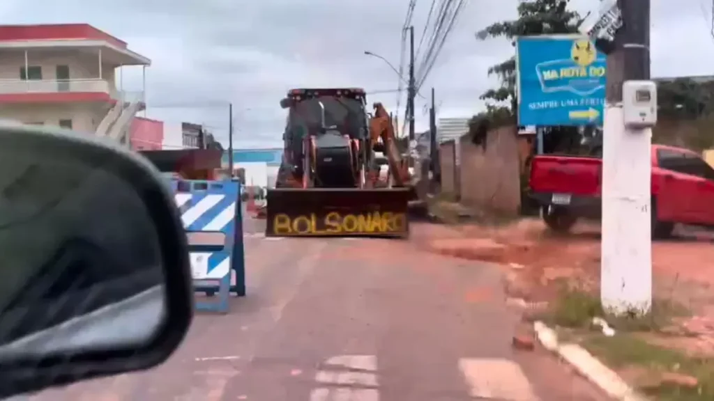Trator a serviço do Saerb é flagrado com nome “Bolsonaro” em Rio Branco; veja vídeo