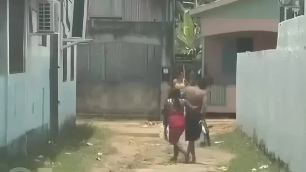 Vídeo mostra homem embriagado tentando chegar até bicicleta com ajuda da companheira no Acre