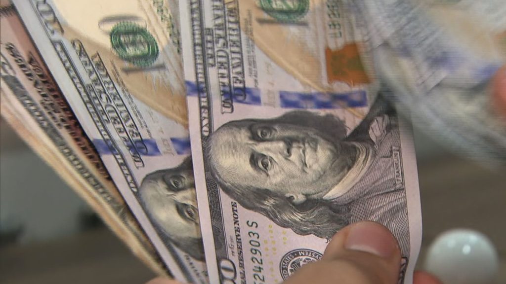 Dólar dispara 12,2% e chega a R$ 5,60, negociações são interrompidas temporariamente, Bolsa aciona circuit breaker e Tesouro cancela leilões de títulos públicos previstos para esta semana Dólar dispara 12,2% e chega a R$ 5,60, negociações são interrompidas temporariamente, Bolsa aciona circuit breaker e Tesouro cancela leilões de títulos públicos previstos para esta semana