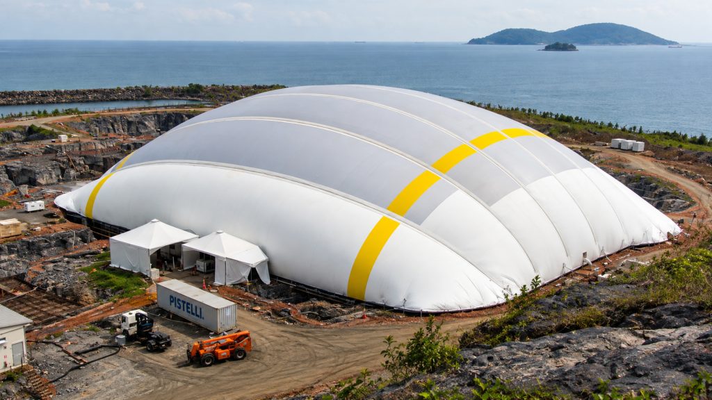 Galpões infláveis gigantes sem colunas internas ganham espaço na mineração e na indústria brasileira com montagem rápida, estruturas pressurizadas e possibilidade de desmontagem e transferência