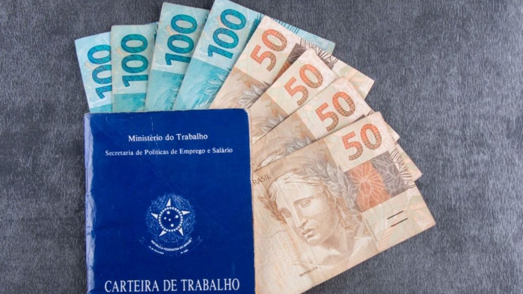 Trabalhadores CLT terão segunda parcela do 13º antecipada em 2026, com prazo em 18 de dezembro e descontos de INSS e Imposto de Renda