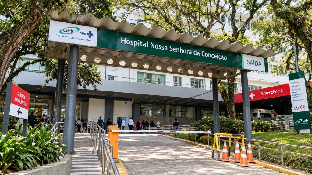 Hospital público do Rio Grande do Sul reduz conta de luz pela metade, economiza R$ 7,2 milhões com energia renovável e utiliza inteligência artificial para prever consumo
