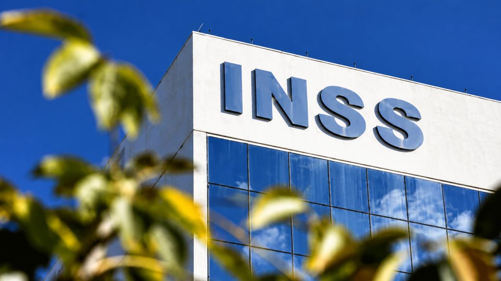 Atestado falso no INSS pode ser identificado por IA, CRM, assinatura, rasuras e origem digital, enquanto fraude no Atestmed pode chegar à Polícia Federal