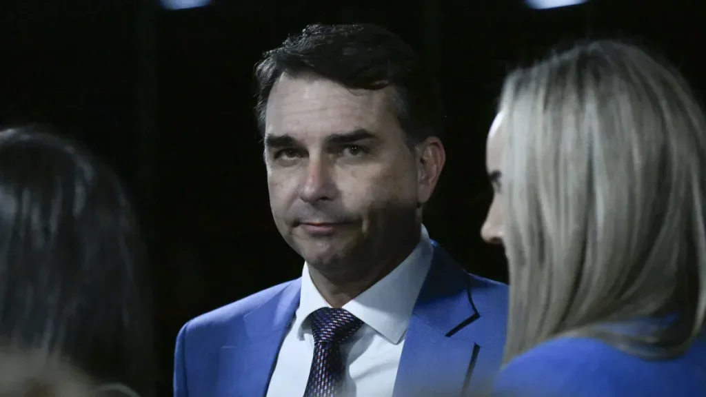 Deputados do PT pedem a prisão de Flávio e alerta vermelho da Interpol Deputados do PT pedem a prisão de Flávio e alerta vermelho da Interpol