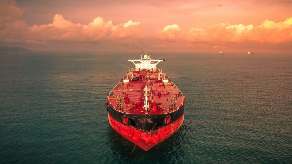 G7 libera 100 milhões de barris para conter crise, mas Saudi Aramco alerta que petróleo pode levar até 2 anos para se recuperar mesmo após reabertura do Estreito de Ormuz