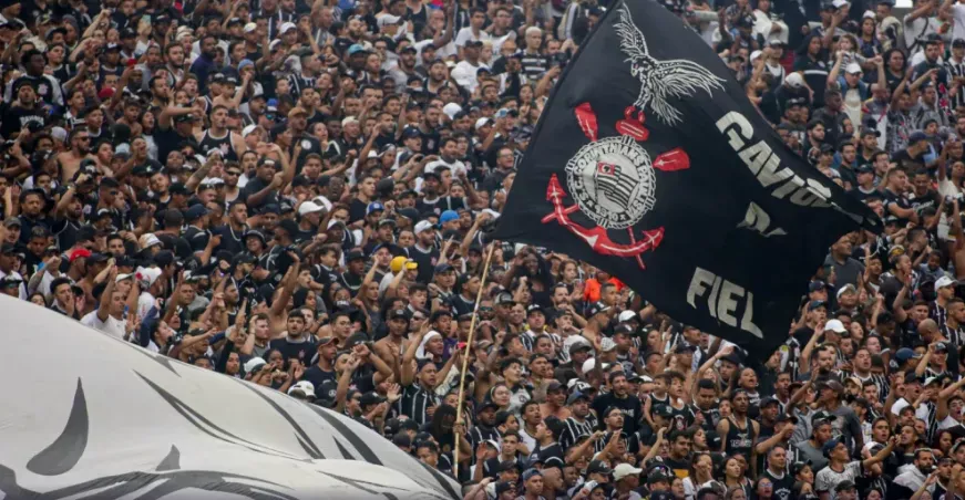 Corinthians: torcida vai ao CT, cobra Seedorf e pede afastamento de Memphis Corinthians: torcida vai ao CT, cobra Seedorf e pede afastamento de Memphis