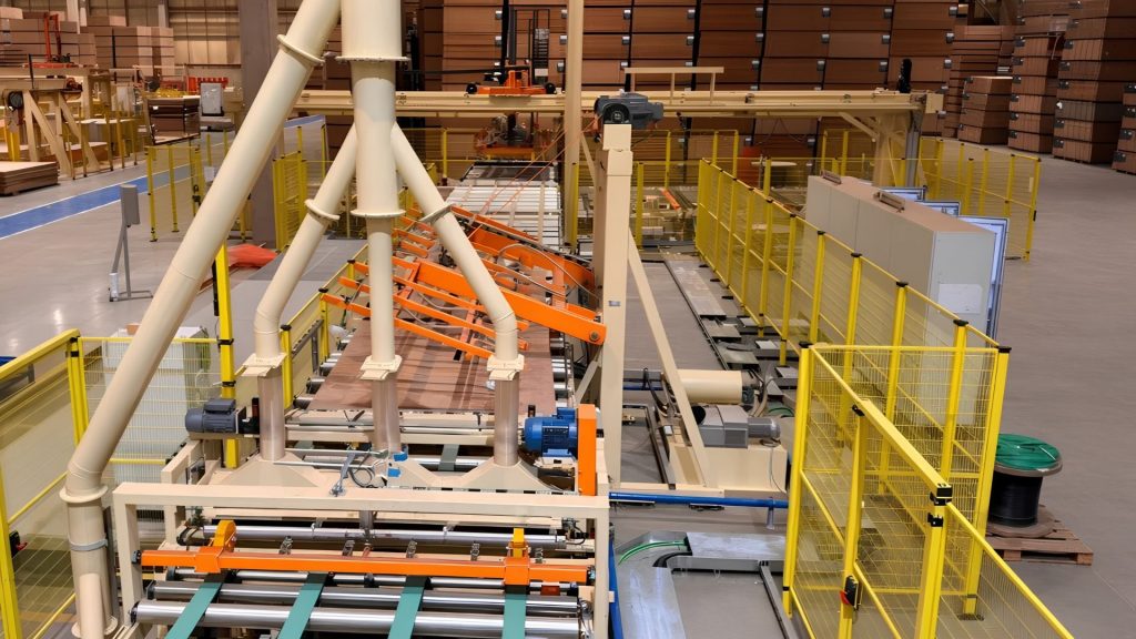 Prensa alemã transportada em 34 contêineres começa a ser testada no Brasil e prepara fábrica para dobrar a produção de painéis de madeira