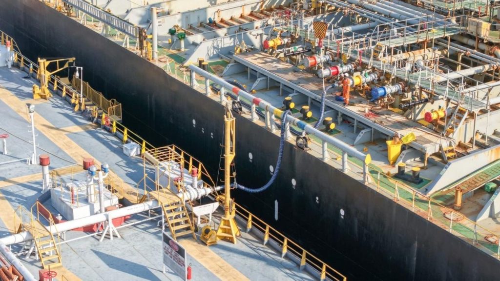 Grupo Atem retira carga de grandes navios no Amazonas e usa balsa equivalente a 200 caminhões para vencer a queda do nível dos rios