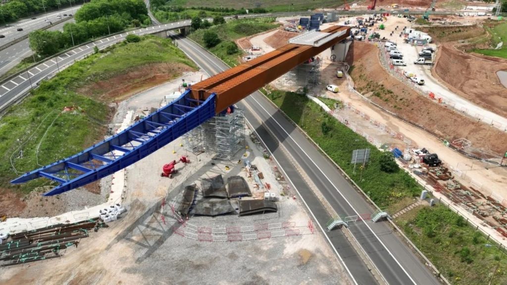 Engenheiros movem viaduto de 4.750 toneladas sobre uma rodovia movimentada em apenas 9 horas, enquanto carros continuam passando por baixo da estrutura gigante