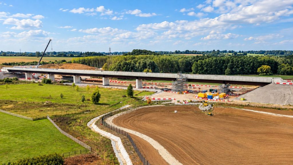 HS2 conclui viaduto de 320 metros no Reino Unido com estrutura “duplo compósito” que usa menos concreto e aço, pesa 2.695 toneladas só nas vigas e levará trens de alta velocidade sobre a planície do rio Great Ouse