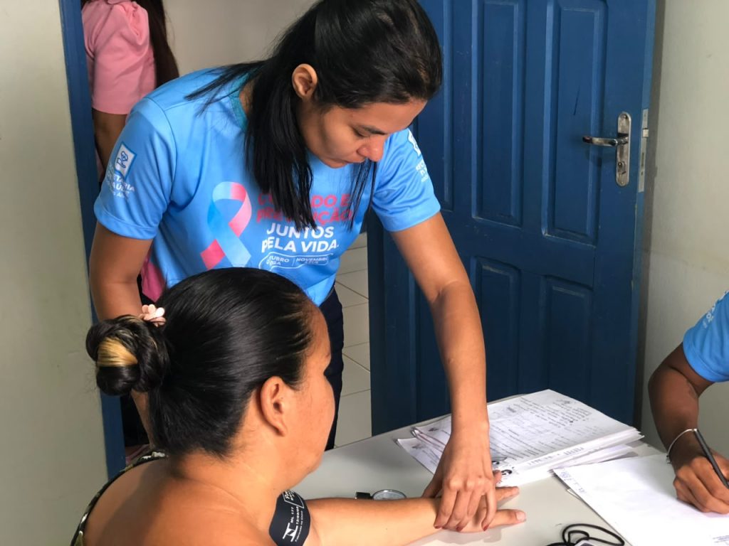 Prefeitura leva atendimento de saúde, corrida e café da manhã às mulheres da comunidade Nova Cintra durante o Outubro Rosa