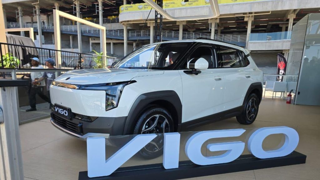 302 km de autonomia, 163 cv e recarga rápida de até 167 kW colocam novo SUV elétrico no radar brasileiro, enquanto a DFM inicia operação com 60 pontos de venda em 48 cidades 302 km de autonomia, 163 cv e recarga rápida de até 167 kW colocam novo SUV elétrico no radar brasileiro, enquanto a DFM inicia operação com 60 pontos de venda em 48 cidades