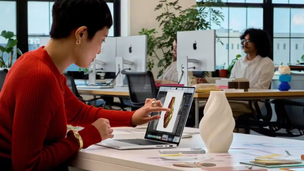 MacBook Pro estreia tela touch no Brasil e combina OLED em duas camadas com brilho de 2.000 nits; a mudança marca uma ruptura inédita na história dos notebooks da Apple MacBook Pro estreia tela touch no Brasil e combina OLED em duas camadas com brilho de 2.000 nits; a mudança marca uma ruptura inédita na história dos notebooks da Apple